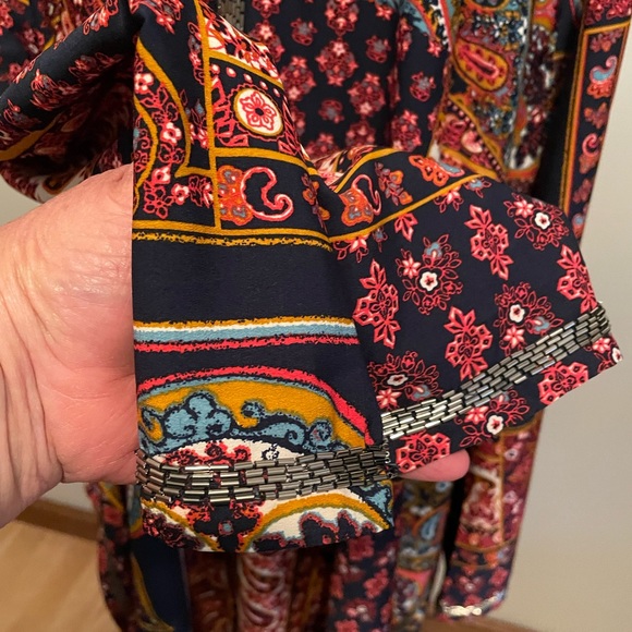 Knee length tunic with side slits. - Picture 3 of 8